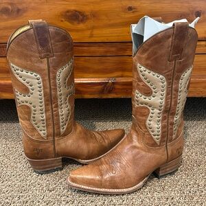 The Frye Company Daisy Duke Studs cowboy boots size 6-M in Chocolate/Gold.